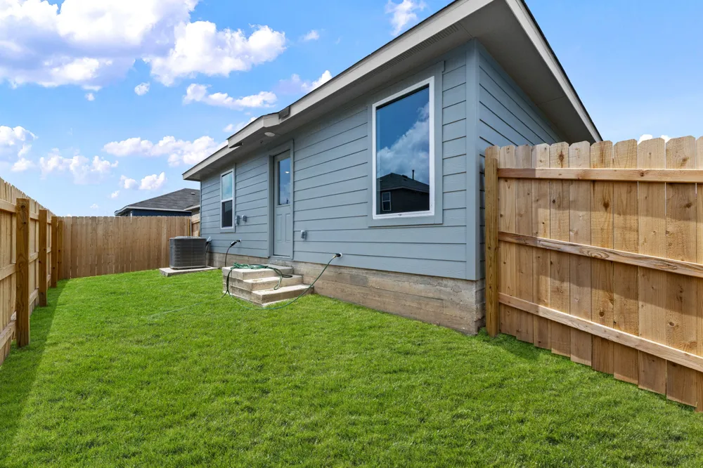 212 Surrey Oaks Maxwell, TX 78656