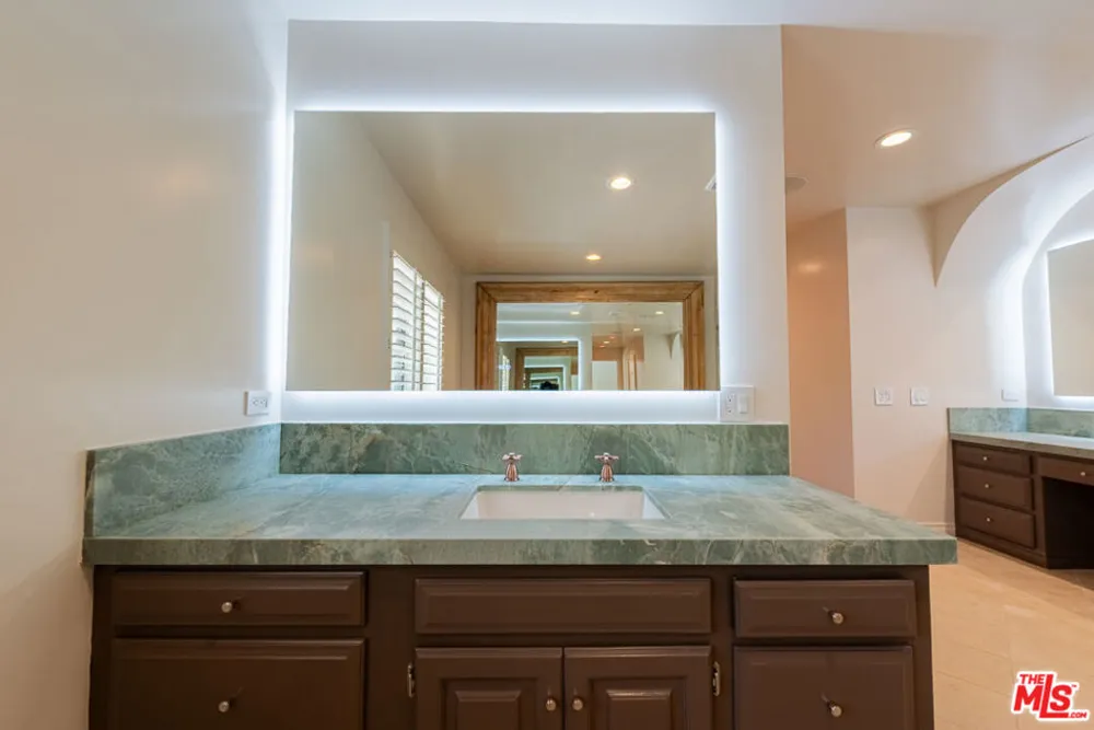 17636 Camino De Yatasto Los Angeles, CA 90272