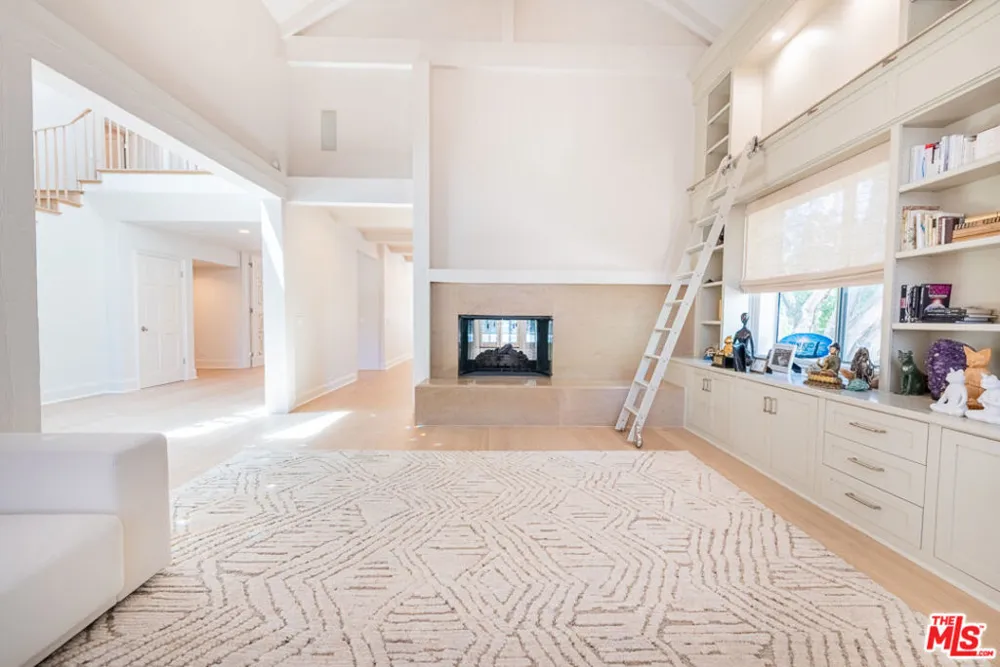 17636 Camino De Yatasto Los Angeles, CA 90272