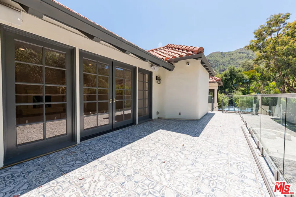 17636 Camino De Yatasto Los Angeles, CA 90272