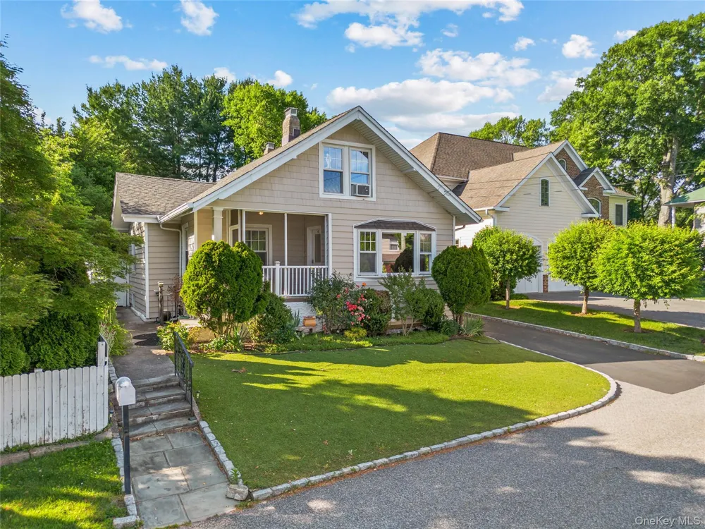 15 Pershing Avenue Locust Valley, NY 11560
