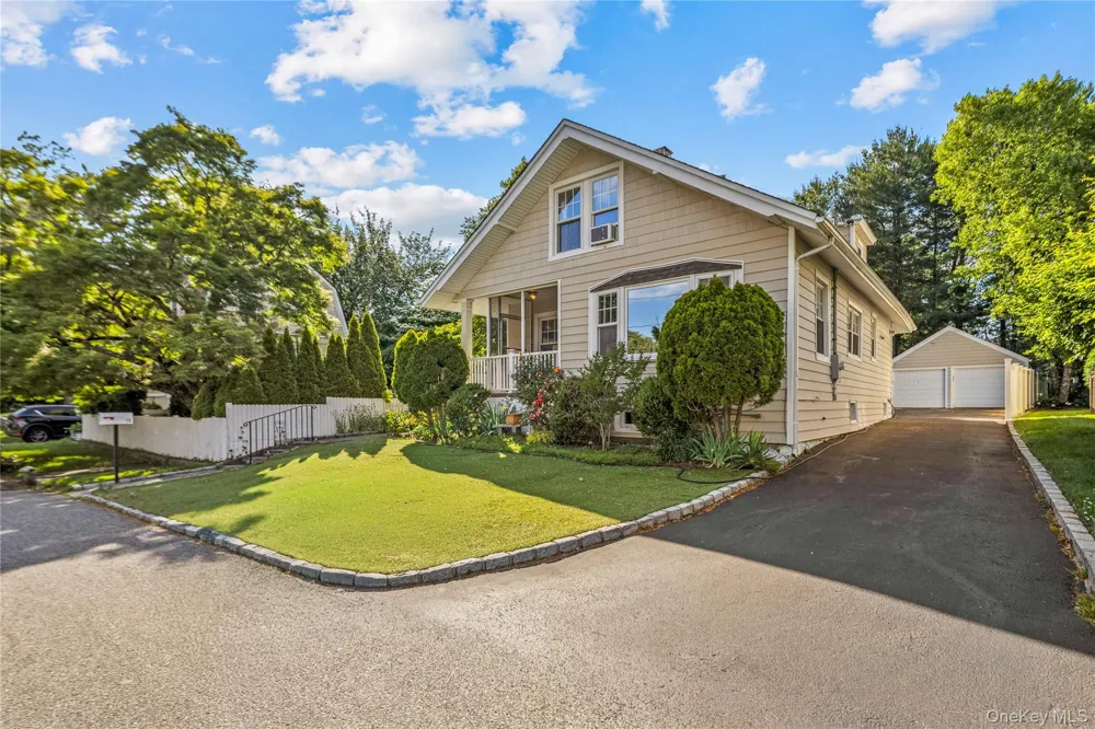 15 Pershing Avenue Locust Valley, NY 11560