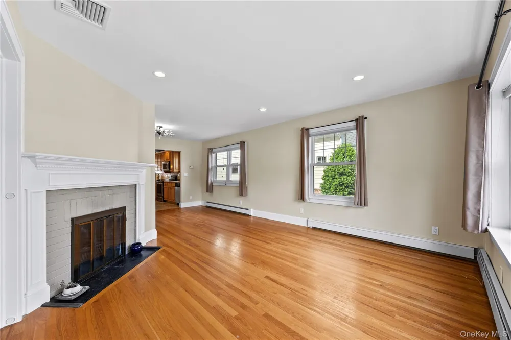 15 Pershing Avenue Locust Valley, NY 11560