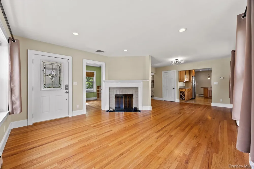 15 Pershing Avenue Locust Valley, NY 11560