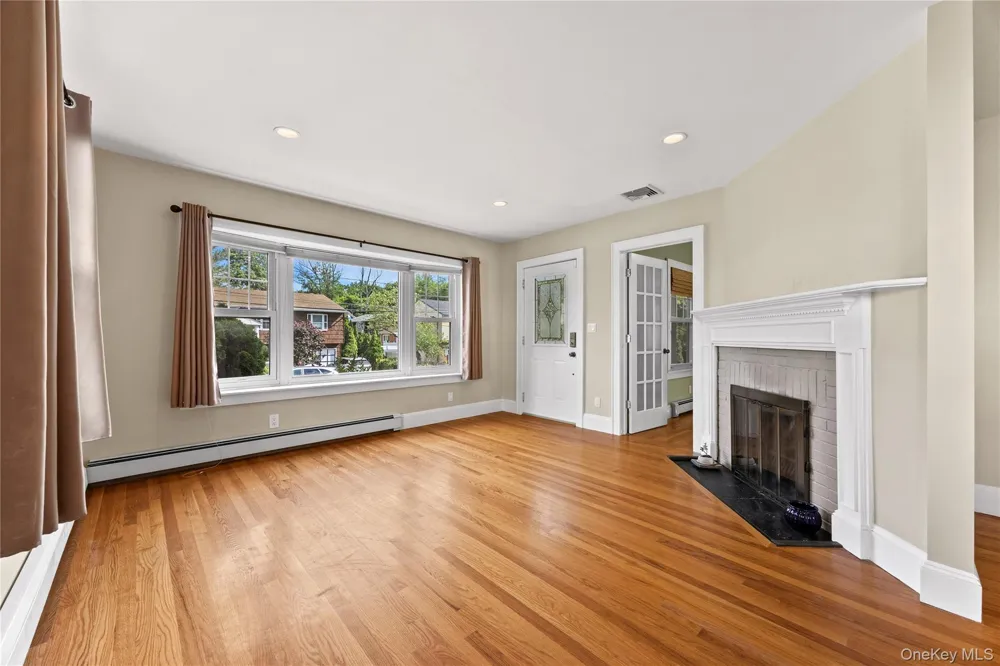 15 Pershing Avenue Locust Valley, NY 11560