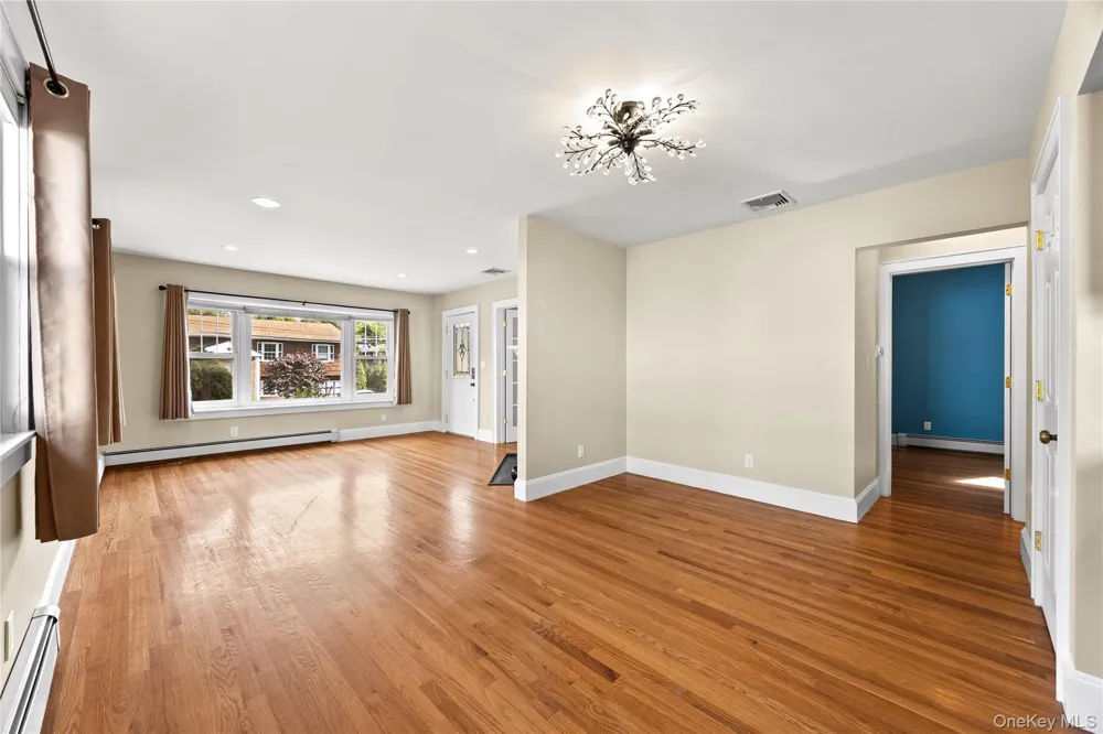 15 Pershing Avenue Locust Valley, NY 11560