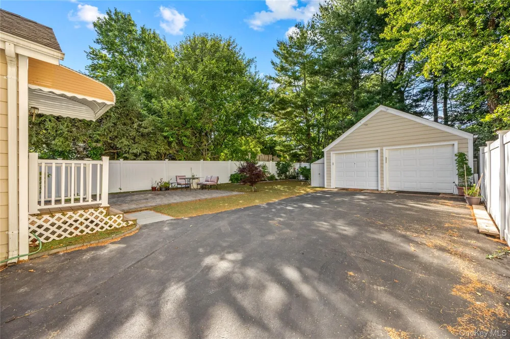 15 Pershing Avenue Locust Valley, NY 11560