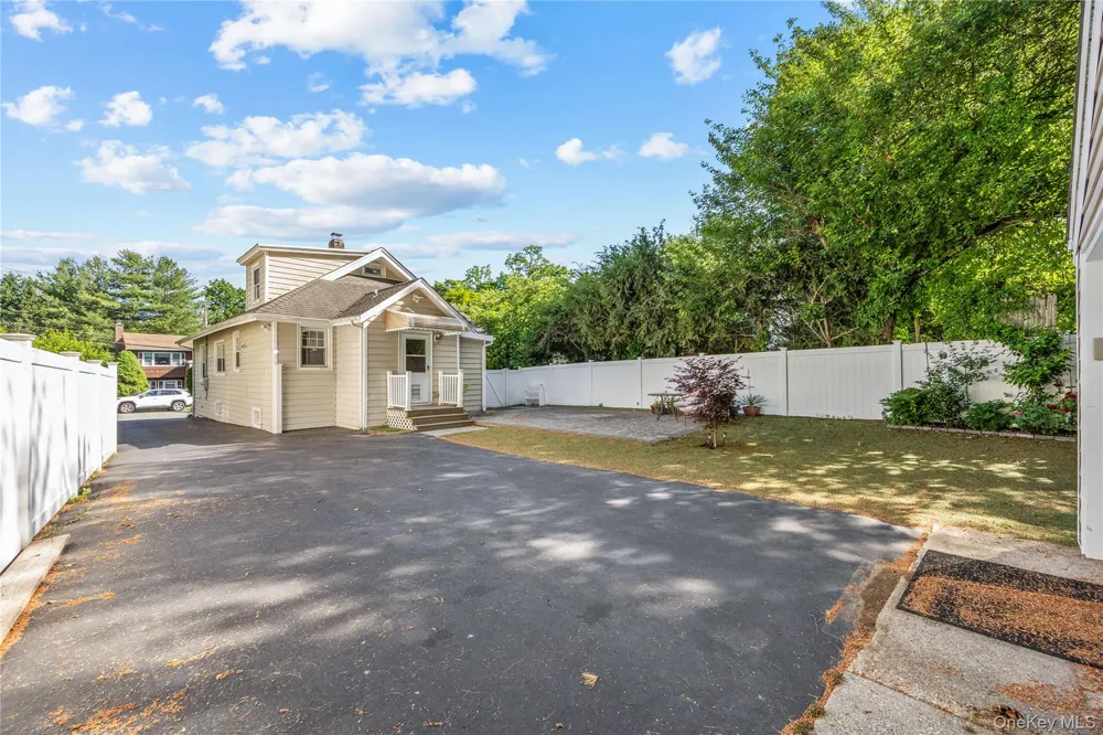 15 Pershing Avenue Locust Valley, NY 11560
