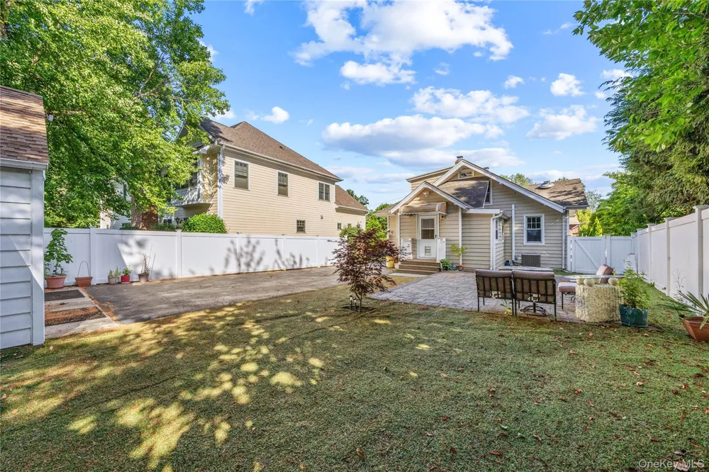 15 Pershing Avenue Locust Valley, NY 11560