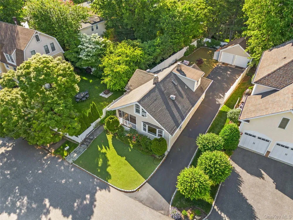 15 Pershing Avenue Locust Valley, NY 11560