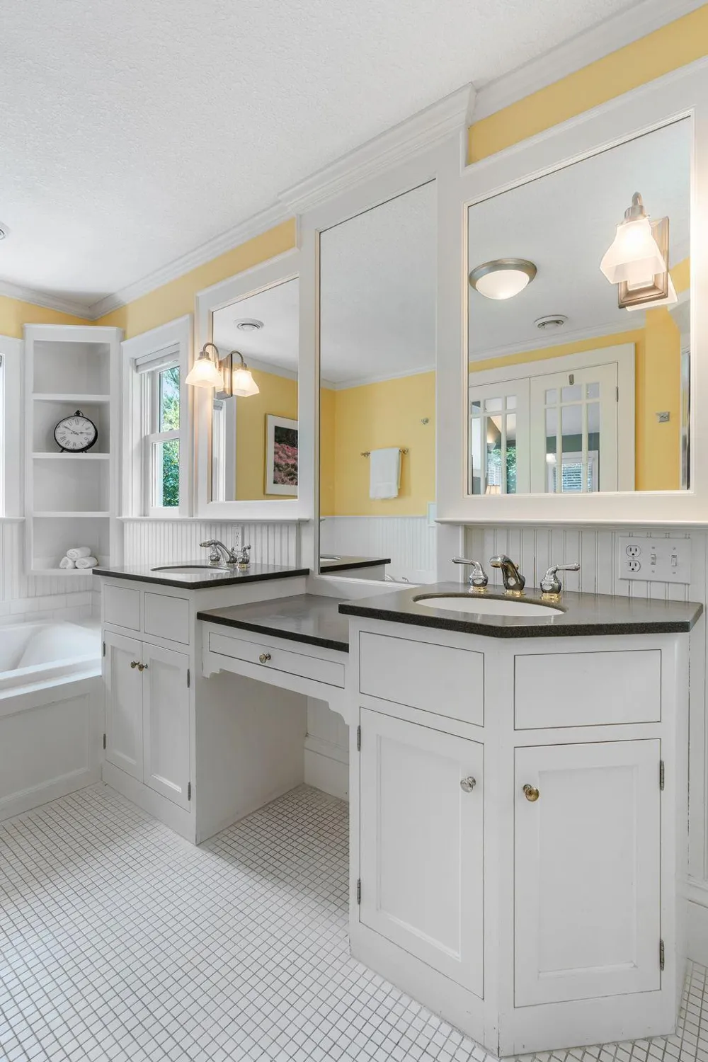 607 Ivy Falls Avenue Mendota Heights, MN 55118