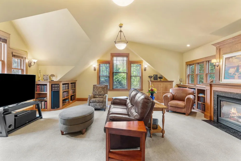 607 Ivy Falls Avenue Mendota Heights, MN 55118