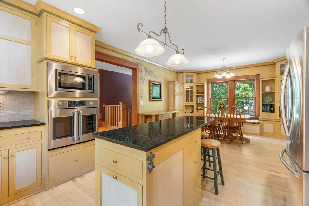 607 Ivy Falls Avenue Mendota Heights, MN 55118
