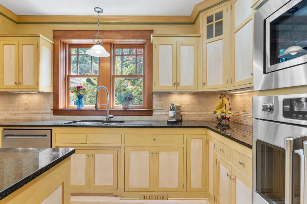 607 Ivy Falls Avenue Mendota Heights, MN 55118