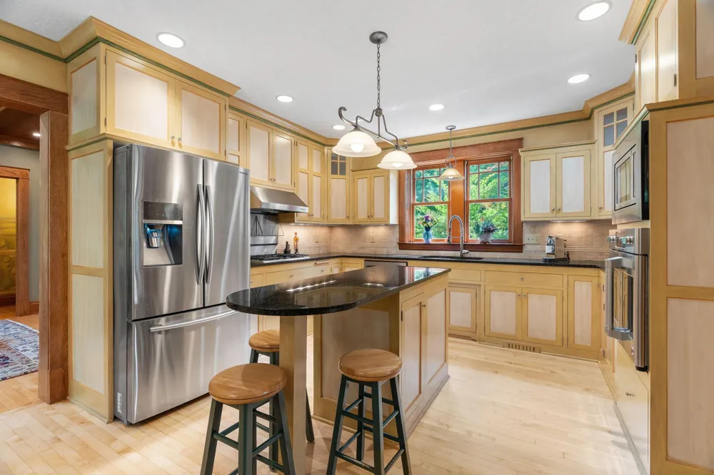 607 Ivy Falls Avenue Mendota Heights, MN 55118