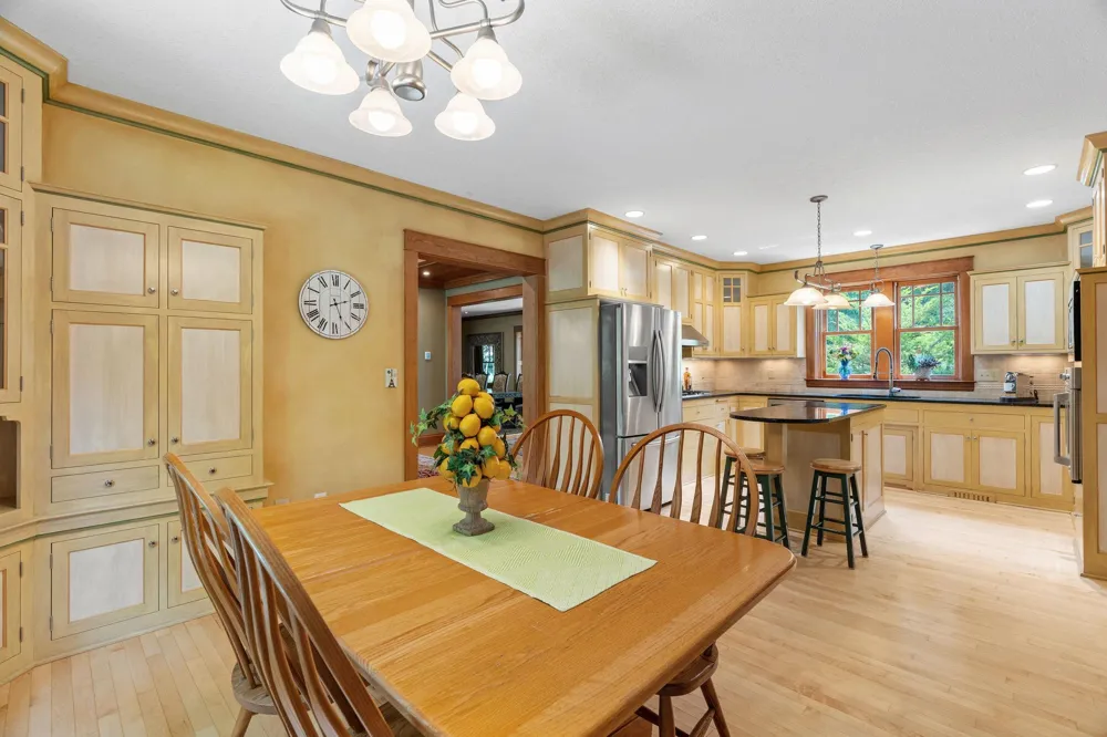 607 Ivy Falls Avenue Mendota Heights, MN 55118