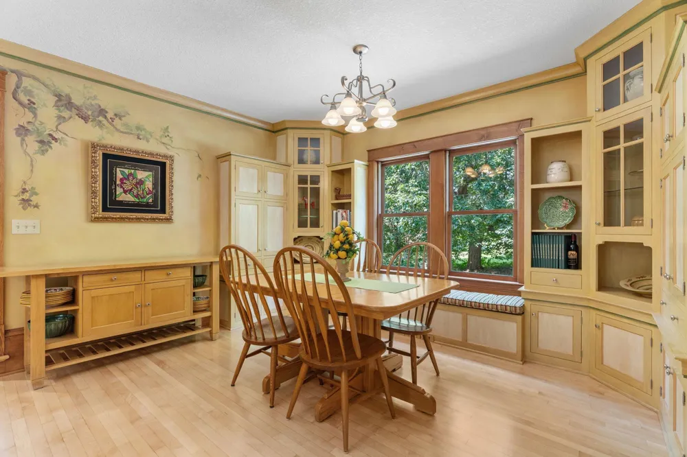 607 Ivy Falls Avenue Mendota Heights, MN 55118
