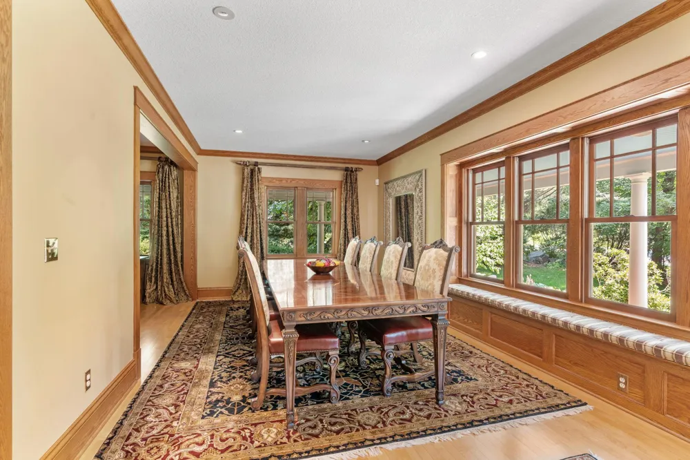 607 Ivy Falls Avenue Mendota Heights, MN 55118