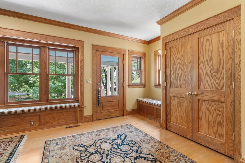 607 Ivy Falls Avenue Mendota Heights, MN 55118