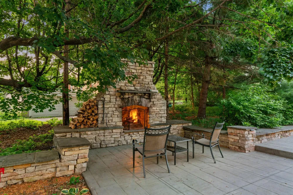 607 Ivy Falls Avenue Mendota Heights, MN 55118