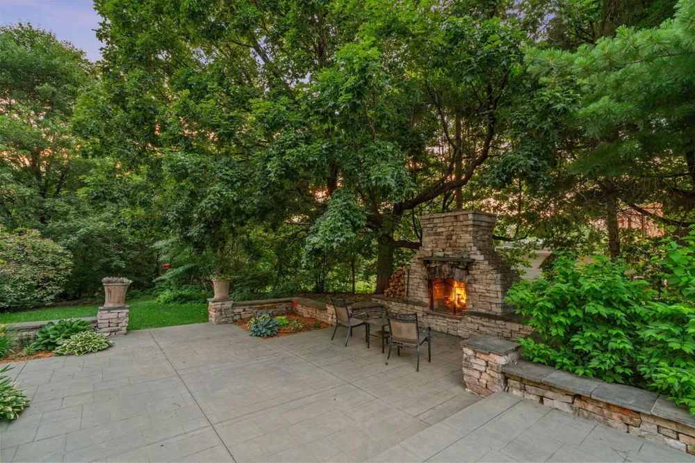 607 Ivy Falls Avenue Mendota Heights, MN 55118