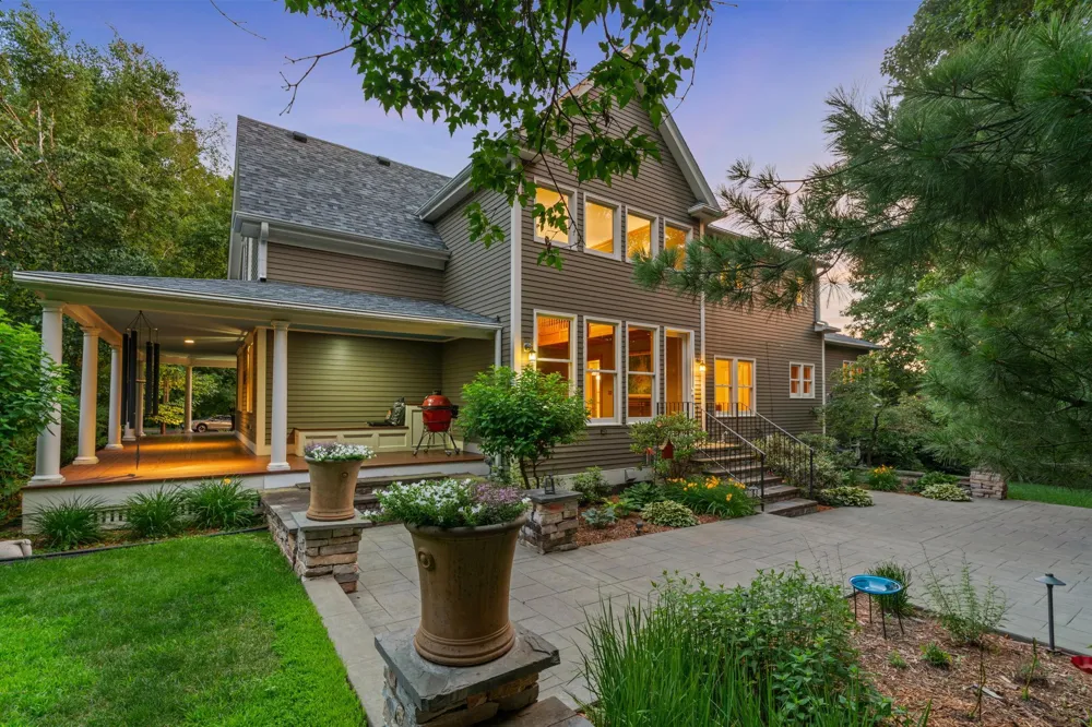 607 Ivy Falls Avenue Mendota Heights, MN 55118