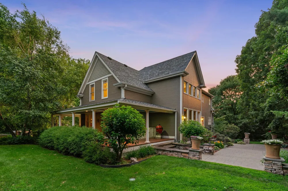 607 Ivy Falls Avenue Mendota Heights, MN 55118