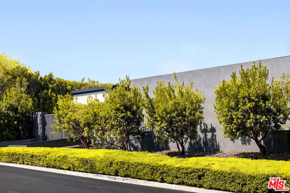 145 Mapleton Drive Los Angeles, CA 90077