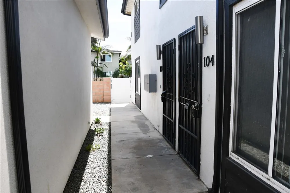 994 Valencia #104 Costa Mesa, CA 92626