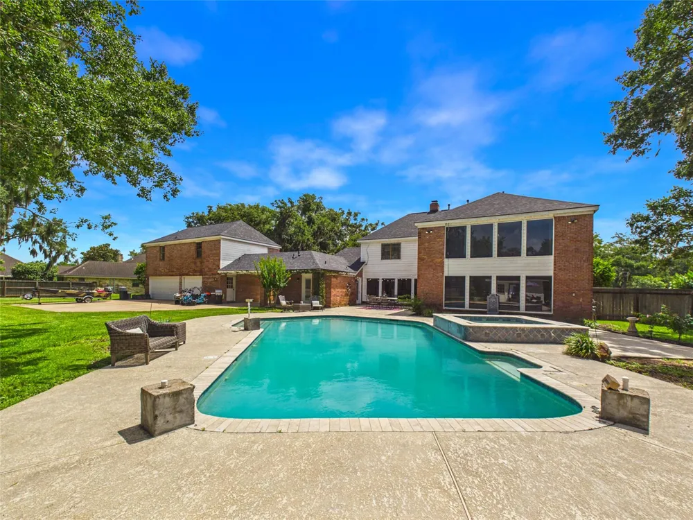 111 Cherrywood Dr Lake Jackson, TX 77566