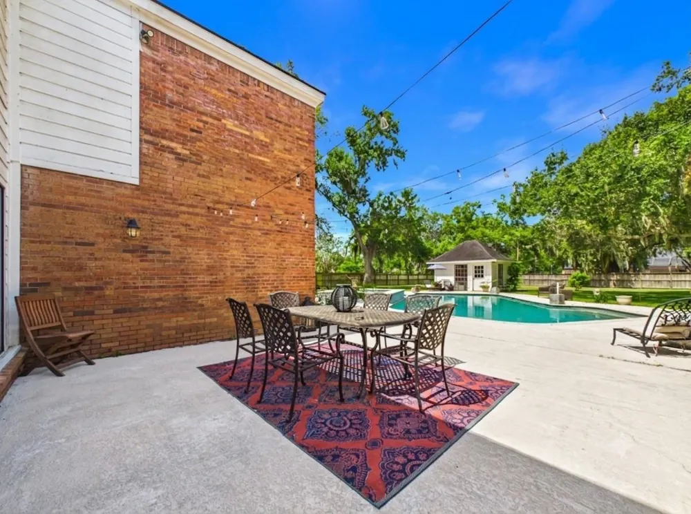 111 Cherrywood Dr Lake Jackson, TX 77566
