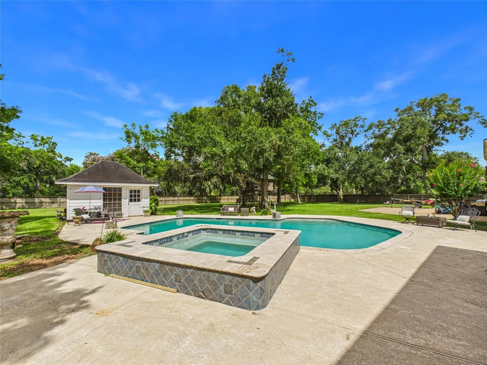 111 Cherrywood Dr Lake Jackson, TX 77566