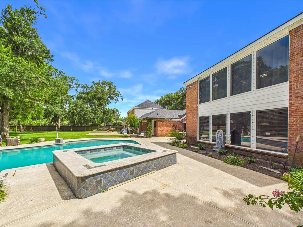 111 Cherrywood Dr Lake Jackson, TX 77566