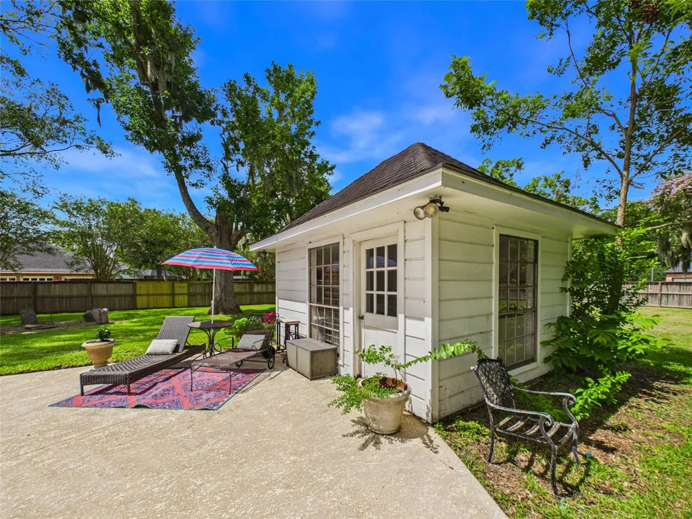 111 Cherrywood Dr Lake Jackson, TX 77566