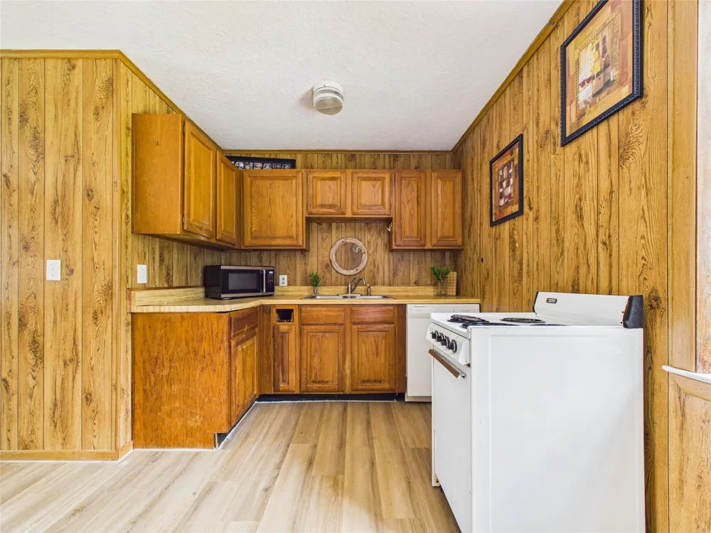 111 Cherrywood Dr Lake Jackson, TX 77566