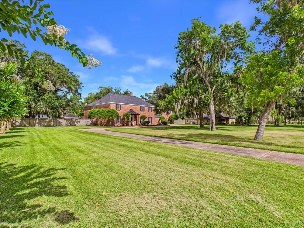 111 Cherrywood Dr Lake Jackson, TX 77566