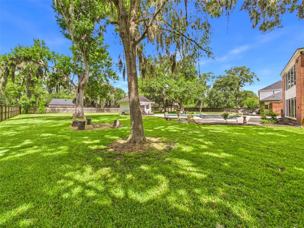 111 Cherrywood Dr Lake Jackson, TX 77566