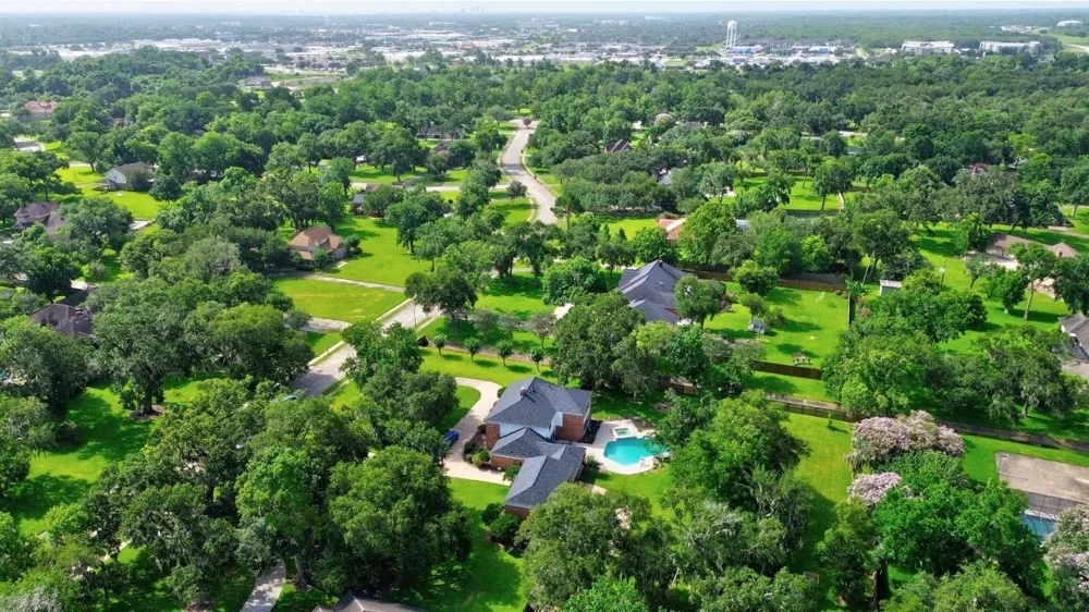 111 Cherrywood Dr Lake Jackson, TX 77566