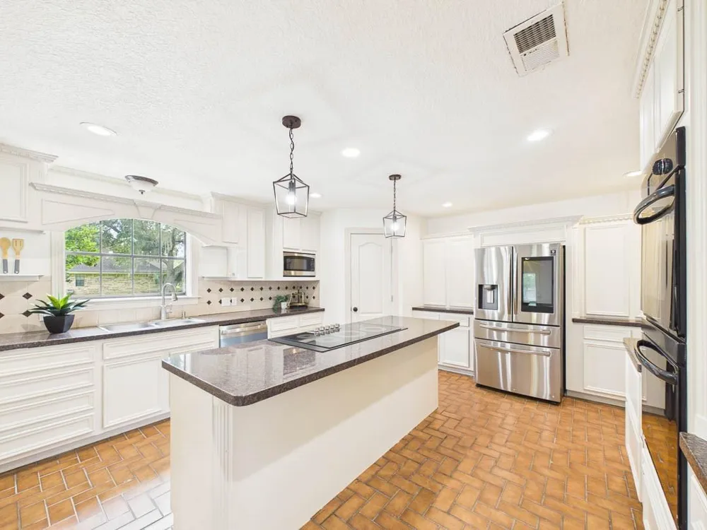 111 Cherrywood Dr Lake Jackson, TX 77566