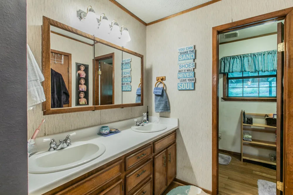 136 Redbird Lane Smithville, TX 78957