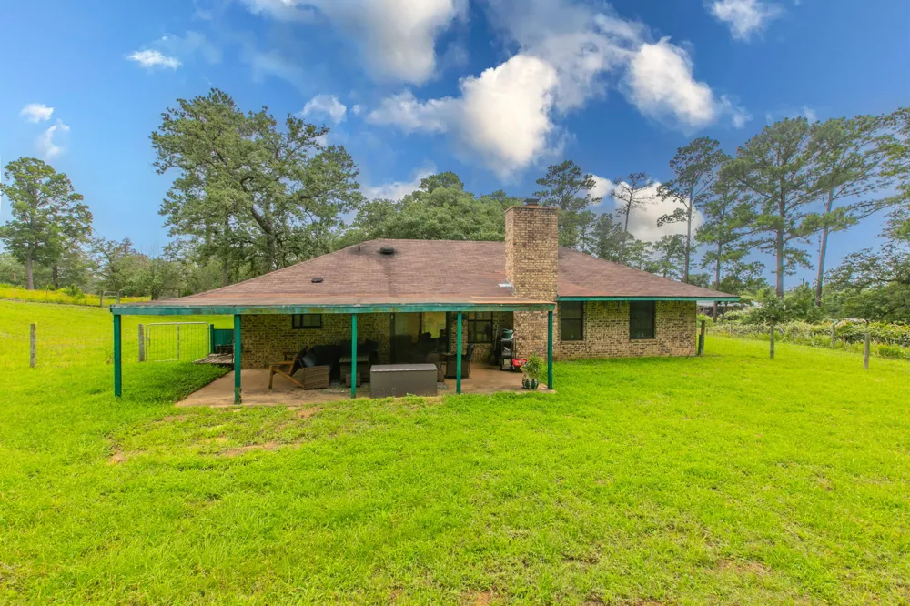 136 Redbird Lane Smithville, TX 78957