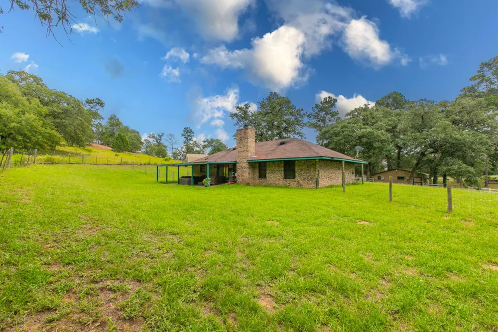 136 Redbird Lane Smithville, TX 78957