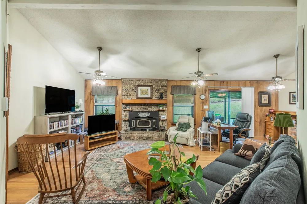 136 Redbird Lane Smithville, TX 78957