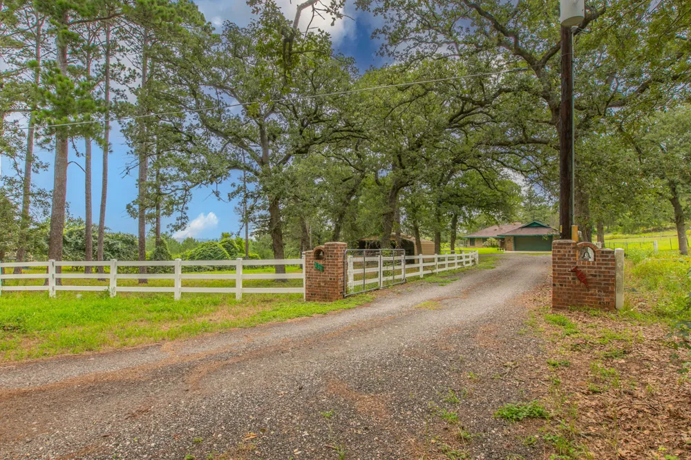 136 Redbird Lane Smithville, TX 78957