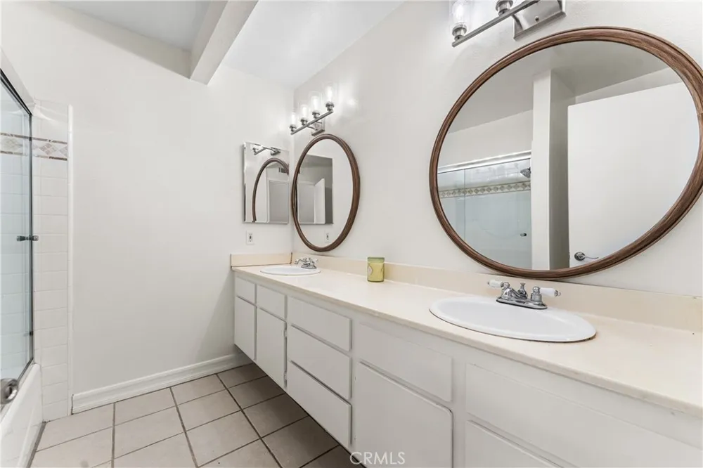 18316 Hatteras #20 Tarzana, CA 91356