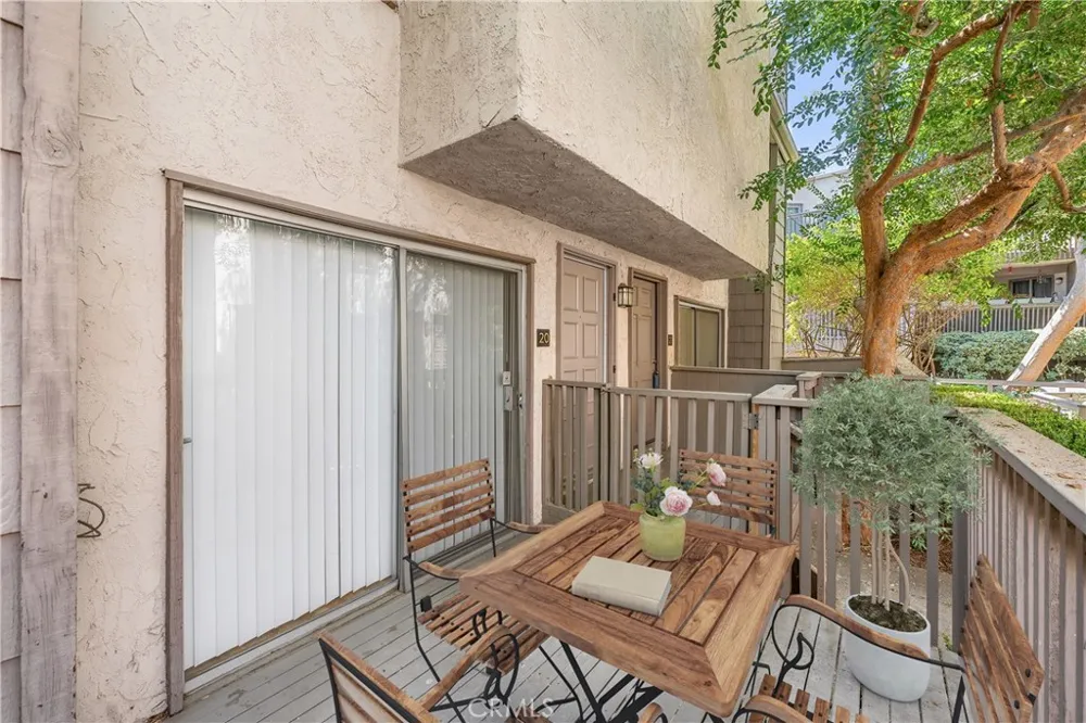 18316 Hatteras #20 Tarzana, CA 91356