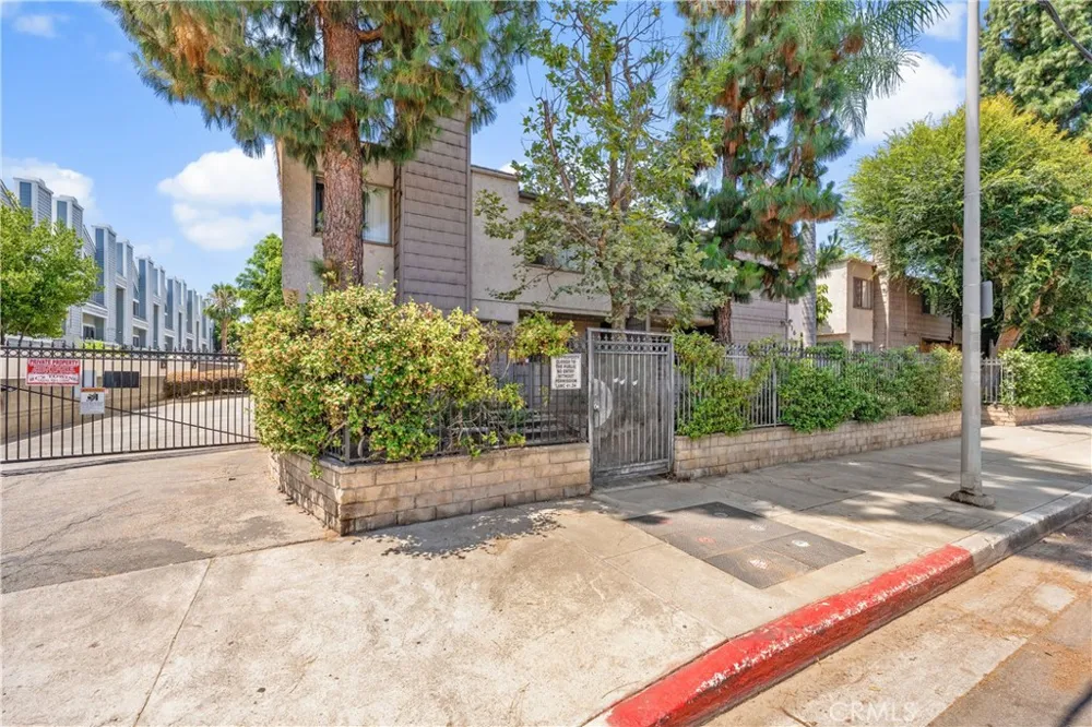 18316 Hatteras #20 Tarzana, CA 91356