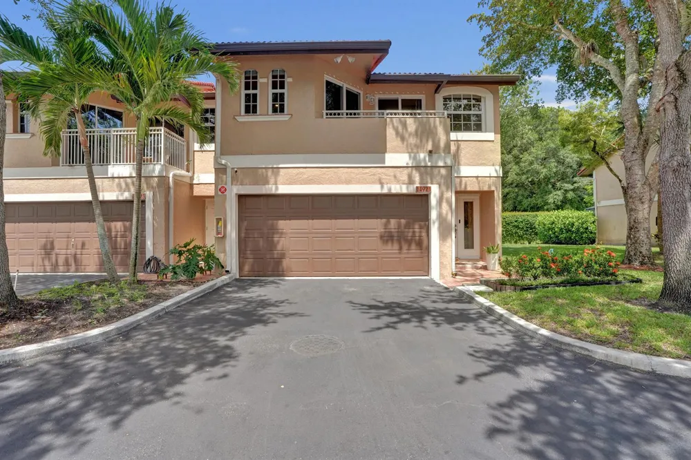 4921 Riverside Drive #606 Coral Springs, FL 33067