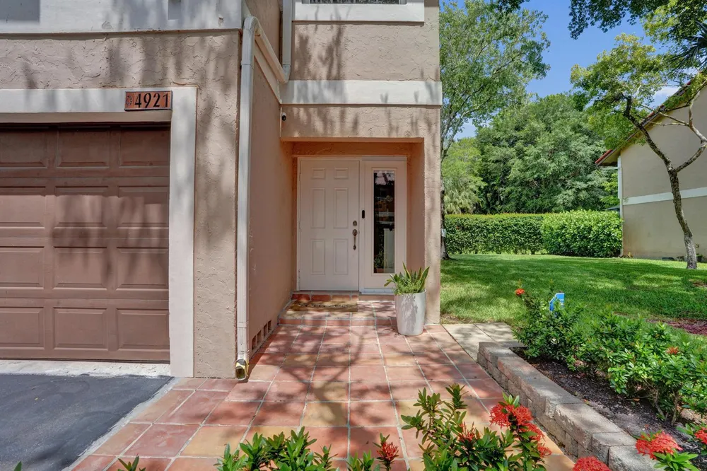 4921 Riverside Drive #606 Coral Springs, FL 33067