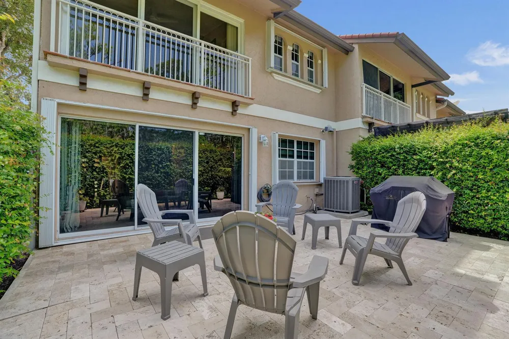 4921 Riverside Drive #606 Coral Springs, FL 33067